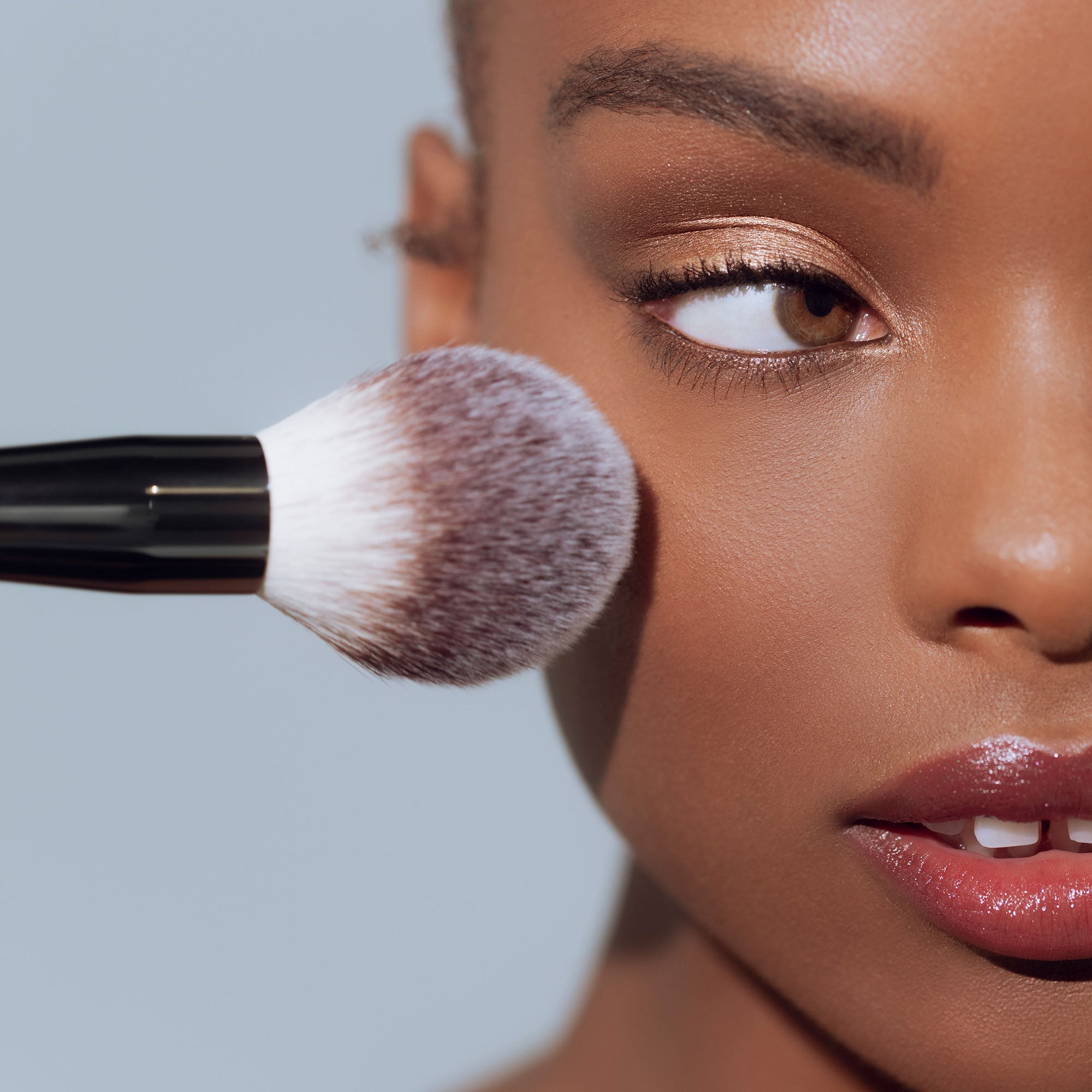 RÓEN Beauty Everything Powder Brush at Socialite Beauty Canada